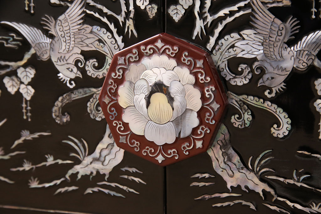 中古　民芸家具　虹色に輝く螺鈿細工が繊細な美しさを放つ収納棚(戸棚、キャビネット)(定価約35万円)(R-050897)