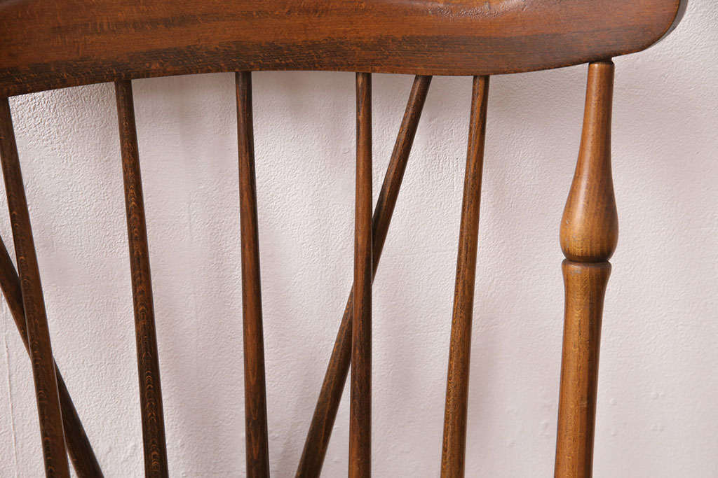 和製ビンテージ　濃淡のある木色が温もりを感じるブナ材製スピンドルチェア2脚セット(板座チェア、椅子)(R-048095)