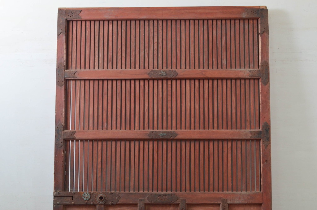 アンティーク建具　北陸産　総欅(ケヤキ)材　金具が立派な格子蔵戸1枚(格子戸、引き戸、玄関戸)(R-079858)