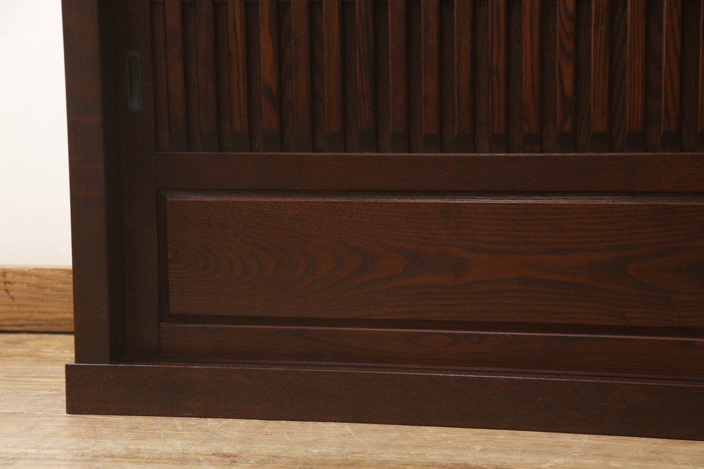 中古　美品　タモ材　重厚感のある佇まいが魅力の水屋箪笥サイドボード(サイドキャビネット、収納棚、戸棚、食器棚)(R-065867)
