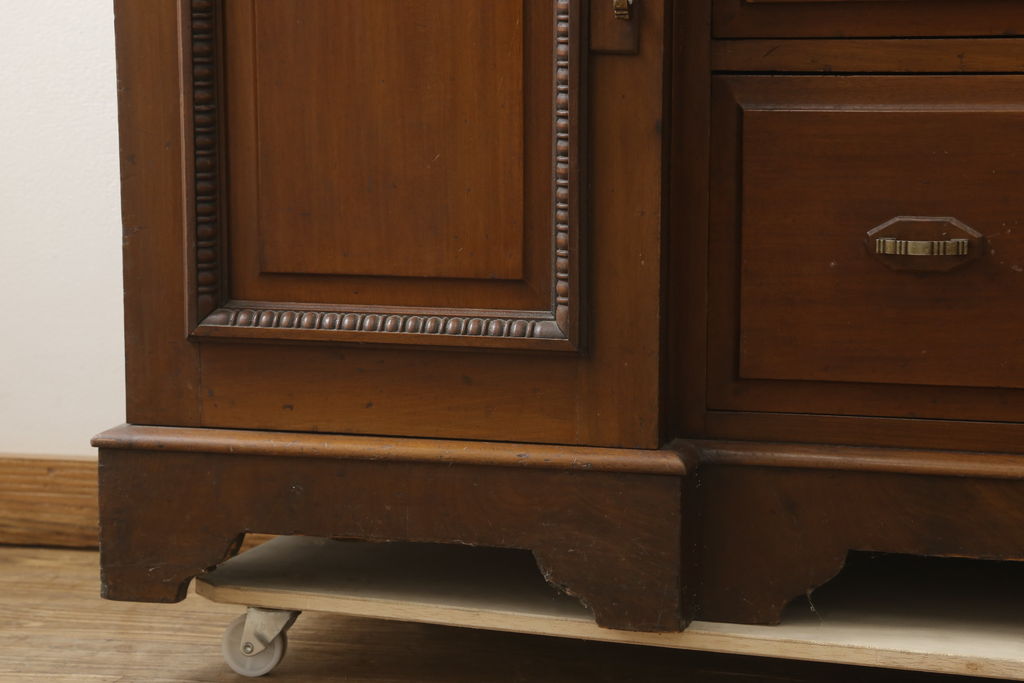 イギリスアンティーク　マホガニー材　上品な佇まいが魅力的なサイドボード(収納棚、戸棚、サイドチェスト、引き出し)(R-060660)