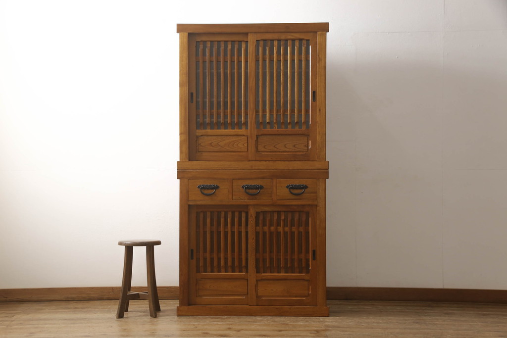 中古　民芸家具　超美品　展示品　ニレ材　品のある佇まいが美しい三尺水屋箪笥(収納棚、戸棚、食器棚、重ね戸棚、キャビネット)(R-061509)