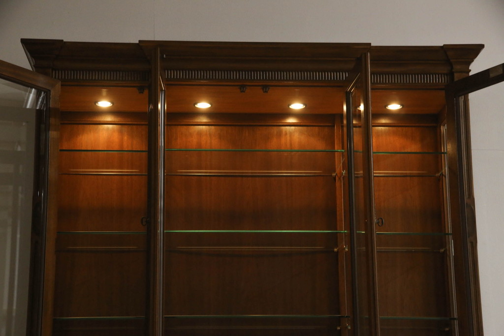 中古　DREXEL HERITAGE(ドレクセルヘリテイジ)　Cameo Classics(キャメオクラシックス)　高級感溢れる佇まいが魅力のチャイナキャビネット(飾り棚、キュリオケース、収納棚、戸棚)(定価約228万円)(R-066362)