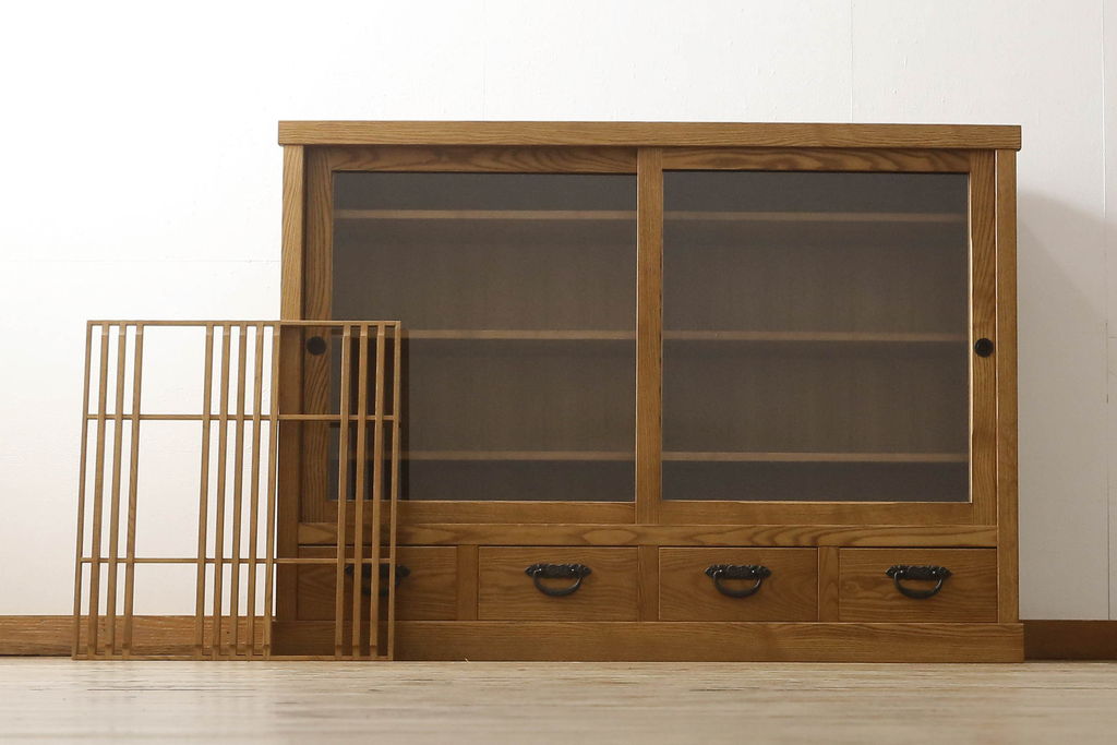 中古　美品　国産　手造り　タモ材　和モダンなお部屋に取り入れやすい水屋箪笥サイドボード(サイドキャビネット、食器棚、カップボード、戸棚、収納棚)(R-060545)
