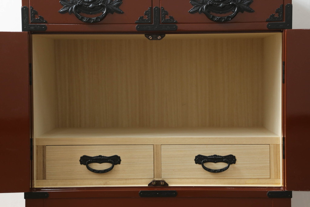 中古　欅産業　漆塗り　朱塗り　脚付きリメイク　黒い金具とのコントラストが美しい仙台箪笥(小箪笥、引き出し、収納箪笥)(定価約80万円)(R-068956)