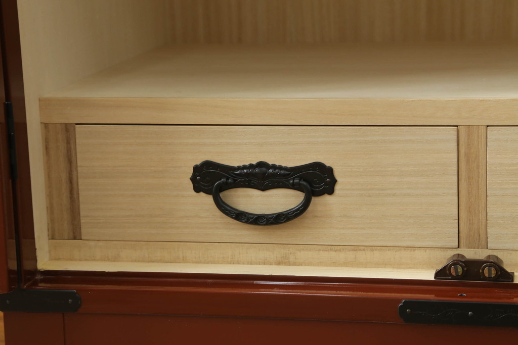 中古　欅産業　漆塗り　朱塗り　脚付きリメイク　黒い金具とのコントラストが美しい仙台箪笥(小箪笥、引き出し、収納箪笥)(定価約80万円)(R-068956)