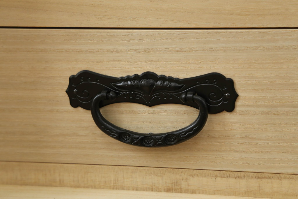 中古　欅産業　漆塗り　朱塗り　脚付きリメイク　黒い金具とのコントラストが美しい仙台箪笥(小箪笥、引き出し、収納箪笥)(定価約80万円)(R-068956)