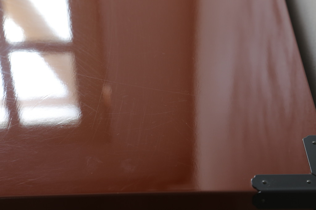 中古　欅産業　漆塗り　朱塗り　脚付きリメイク　黒い金具とのコントラストが美しい仙台箪笥(小箪笥、引き出し、収納箪笥)(定価約80万円)(R-068956)