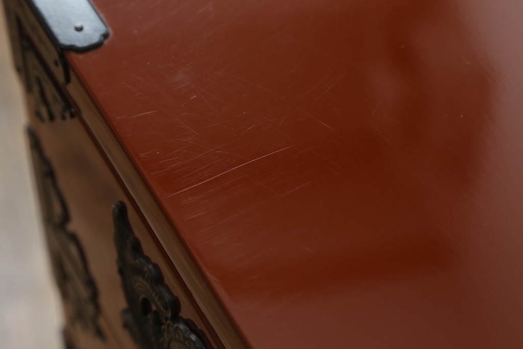 中古　欅産業　漆塗り　朱塗り　脚付きリメイク　黒い金具とのコントラストが美しい仙台箪笥(小箪笥、引き出し、収納箪笥)(定価約80万円)(R-068956)