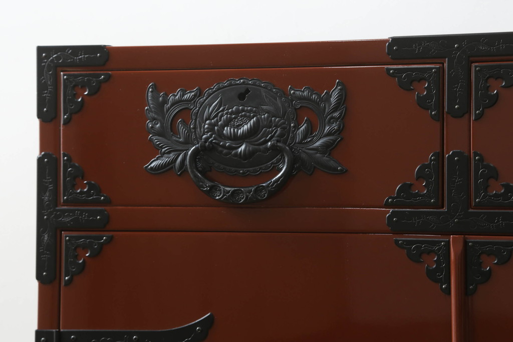 中古　欅産業　漆塗り　朱塗り　脚付きリメイク　黒い金具とのコントラストが美しい仙台箪笥(小箪笥、引き出し、収納箪笥)(定価約80万円)(R-068956)