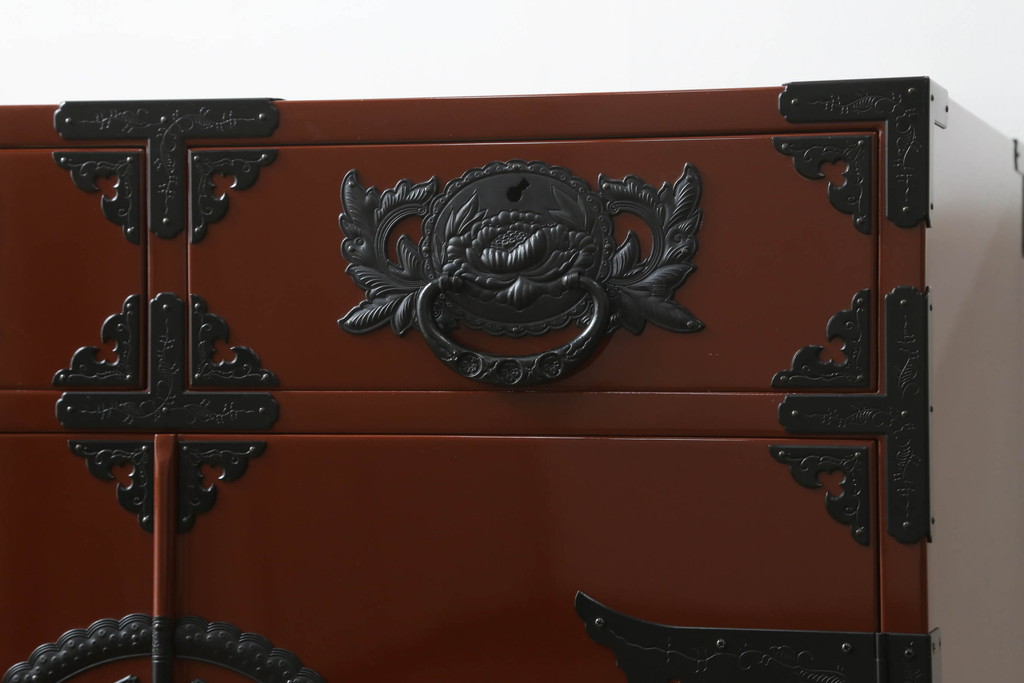 中古　欅産業　漆塗り　朱塗り　脚付きリメイク　黒い金具とのコントラストが美しい仙台箪笥(小箪笥、引き出し、収納箪笥)(定価約80万円)(R-068956)