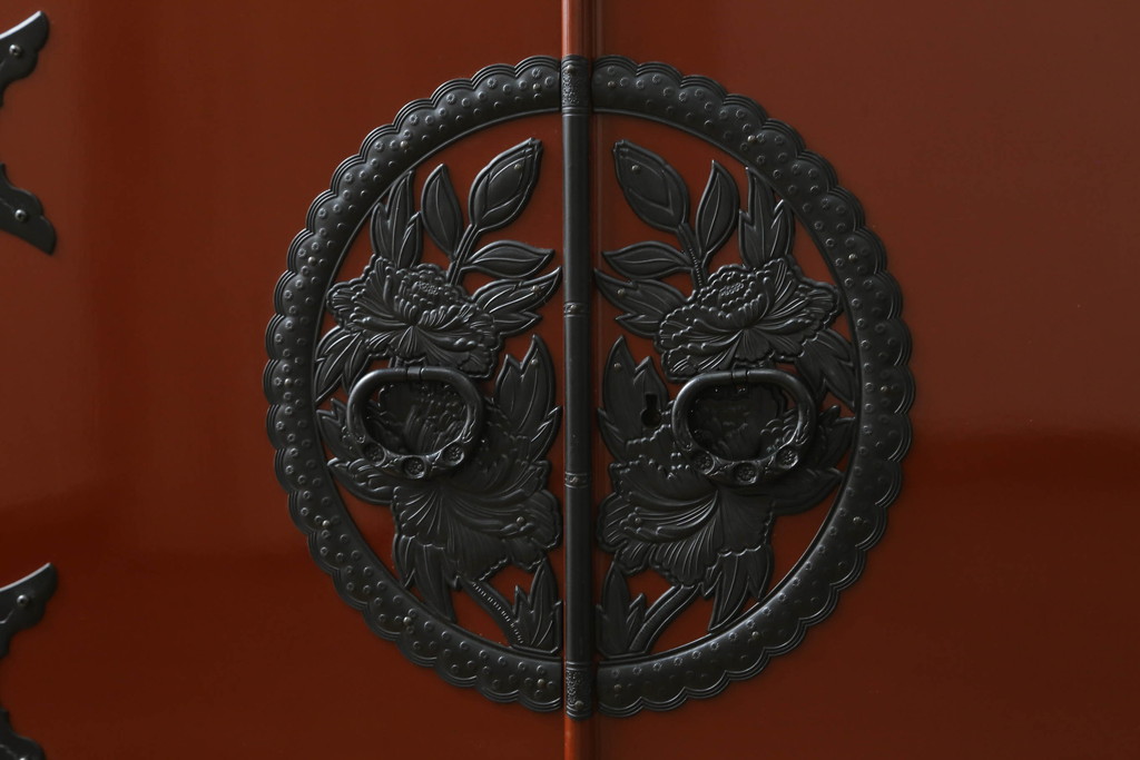 中古　欅産業　漆塗り　朱塗り　脚付きリメイク　黒い金具とのコントラストが美しい仙台箪笥(小箪笥、引き出し、収納箪笥)(定価約80万円)(R-068956)