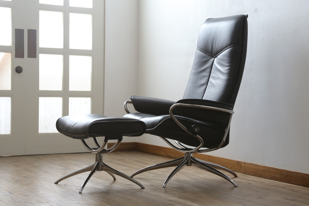 中古　美品　ノルウェー製　EKORNES(エコーネス)　City(シティ)　Mサイズ　オットマン付き!!スタイリッシュなデザインが魅力のストレスレスチェア(スターベース、1人掛けソファ、1Pソファ、アームチェア、リクライニングチェア、フットスツール、北欧、本革、レザーチェア)(定価約30万円)(R-066318)