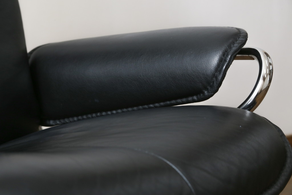 中古　美品　ノルウェー製　EKORNES(エコーネス)　City(シティ)　Mサイズ　オットマン付き!!スタイリッシュなデザインが魅力のストレスレスチェア(スターベース、1人掛けソファ、1Pソファ、アームチェア、リクライニングチェア、フットスツール、北欧、本革、レザーチェア)(定価約30万円)(R-066318)