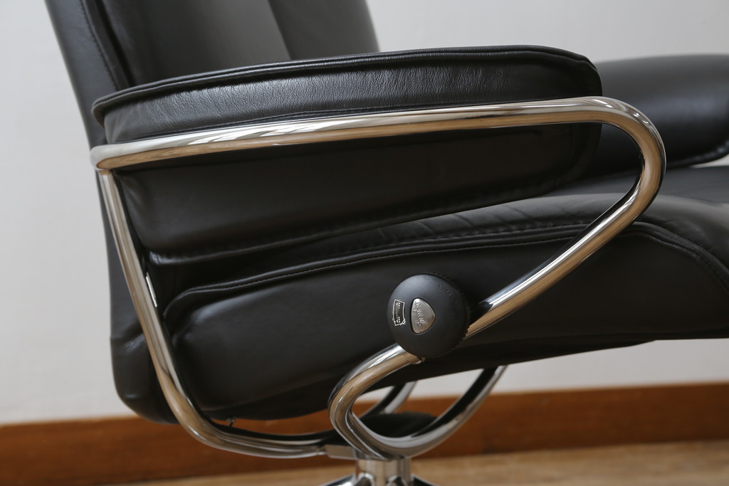 中古　美品　ノルウェー製　EKORNES(エコーネス)　City(シティ)　Mサイズ　オットマン付き!!スタイリッシュなデザインが魅力のストレスレスチェア(スターベース、1人掛けソファ、1Pソファ、アームチェア、リクライニングチェア、フットスツール、北欧、本革、レザーチェア)(定価約30万円)(R-066318)