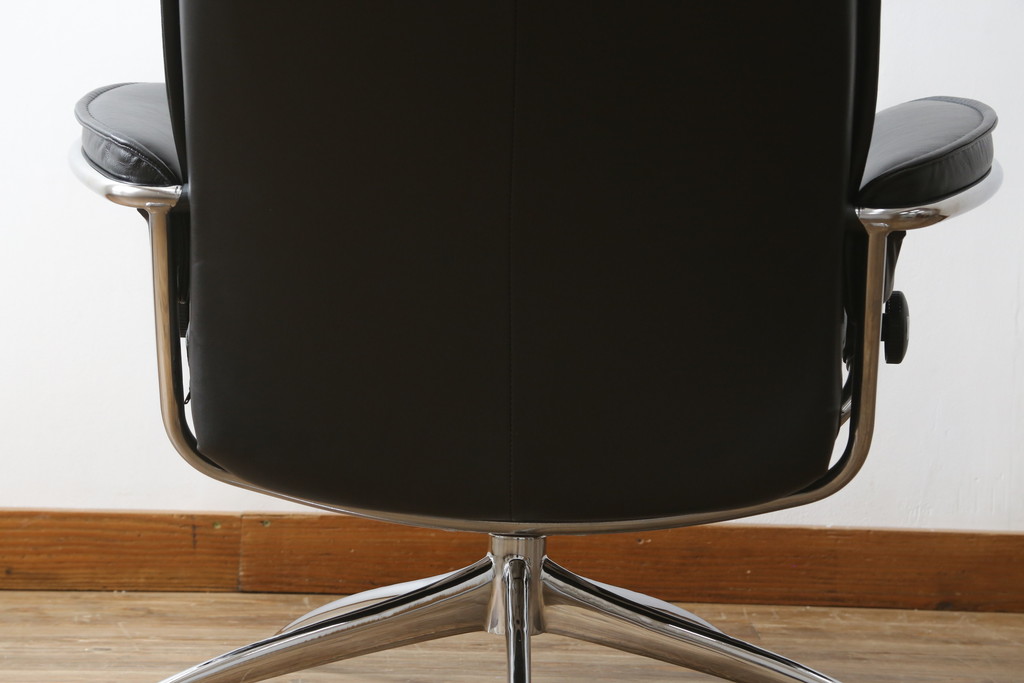中古　美品　ノルウェー製　EKORNES(エコーネス)　City(シティ)　Mサイズ　オットマン付き!!スタイリッシュなデザインが魅力のストレスレスチェア(スターベース、1人掛けソファ、1Pソファ、アームチェア、リクライニングチェア、フットスツール、北欧、本革、レザーチェア)(定価約30万円)(R-066318)