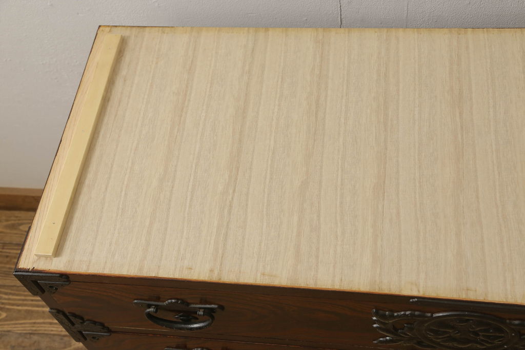 中古　美品　岩谷堂箪笥　天板リメイク　存在感のある金具が和の趣あふれる衣装箪笥(和タンス、引き出し、リビングボード)(R-060884)