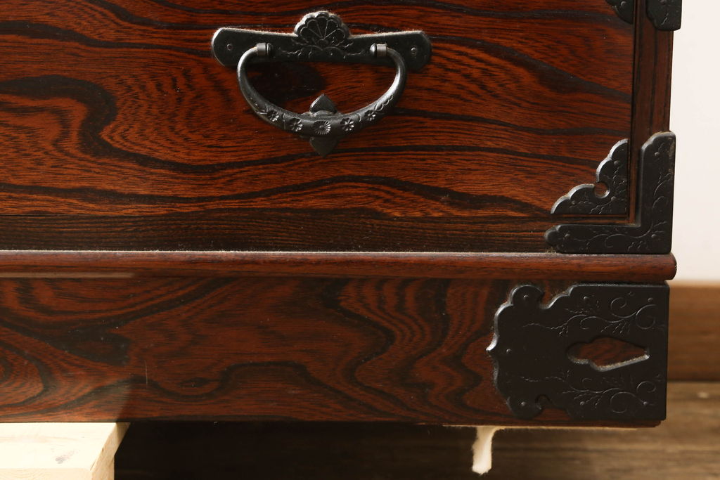 中古　美品　岩谷堂箪笥　天板リメイク　存在感のある金具が和の趣あふれる衣装箪笥(和タンス、引き出し、リビングボード)(R-060884)