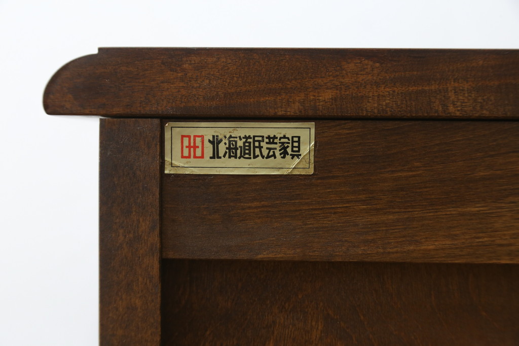 中古　北海道民芸家具　深みのある色合いが魅力のサイドキャビネット(サイドテーブル、サイドボード、戸棚、収納棚)(R-074627)