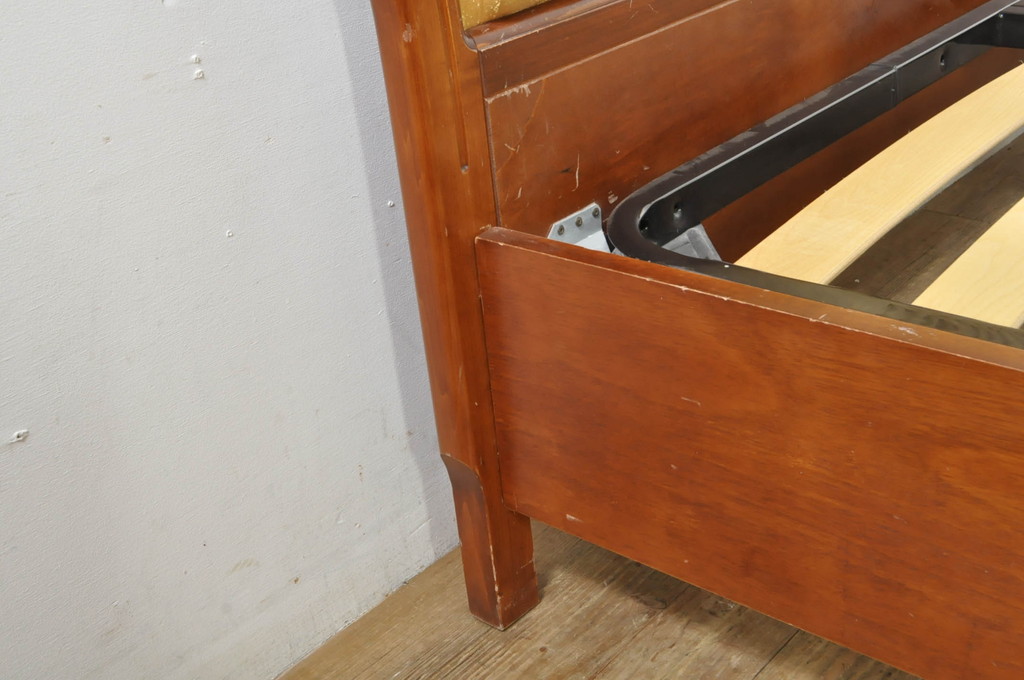 中古　美品!!　IDC大塚家具　高級輸入品　ヨーロピアン　高級感あふれる!クラッシックな佇まいが魅力のベッドフレーム(木製ベッド)(R-080140)