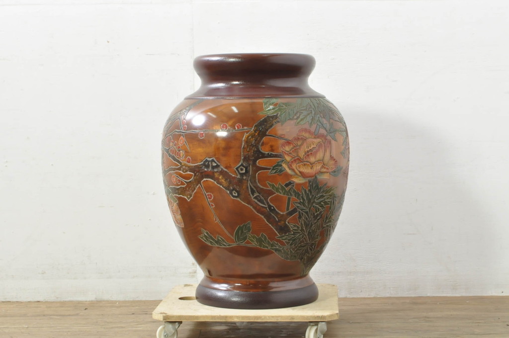 中古　美品　百貨店の展覧会品　在銘あ「東美」　讃岐彫り　栃くり抜き　漆塗り　大胆にあしらわれた花や木の図柄が目を引く花瓶(花器、花入れ、梅、花)(定価約70万円)(R-080141)