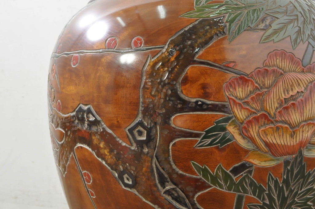 中古　美品　百貨店の展覧会品　在銘あ「東美」　讃岐彫り　栃くり抜き　漆塗り　大胆にあしらわれた花や木の図柄が目を引く花瓶(花器、花入れ、梅、花)(定価約70万円)(R-080141)