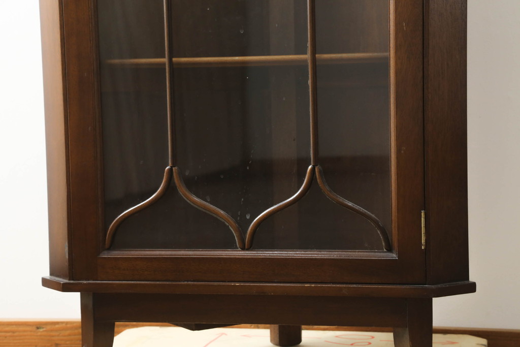 イギリスアンティーク　Lloyd's Antiques(ロイズ・アンティークス)取り扱い　マホガニー材　クラシカルな雰囲気溢れる小振りなコーナーキャビネット(コーナーラック、飾り棚、収納棚、戸棚)(R-074686)