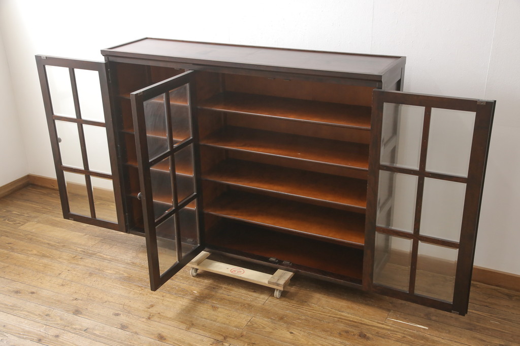 中古　北海道民芸家具　美品　脚(台輪)付きリメイク　クラシカルなデザインが素敵なサイドキャビネット(サイドボード、収納棚、戸棚、本箱、ブックケース)(R-056329)