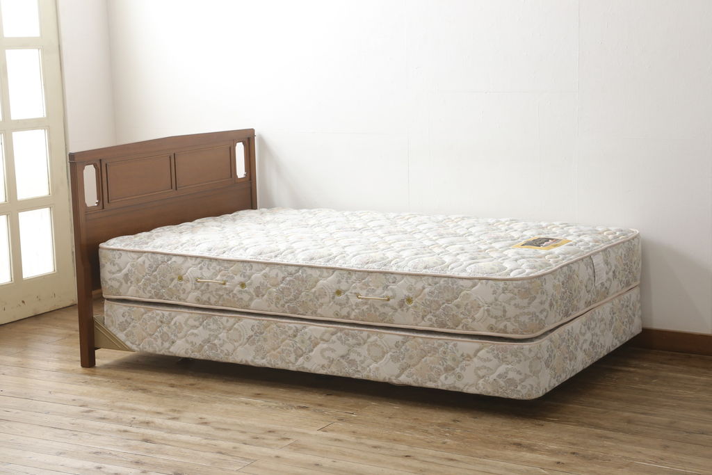 中古　美品　DREXEL HERITAGE(ドレクセルヘリテイジ)　Triune(トライユン)　シモンズマットレス　落ち着いた雰囲気づくりを叶えるベッド(セミダブル)(R-058843)