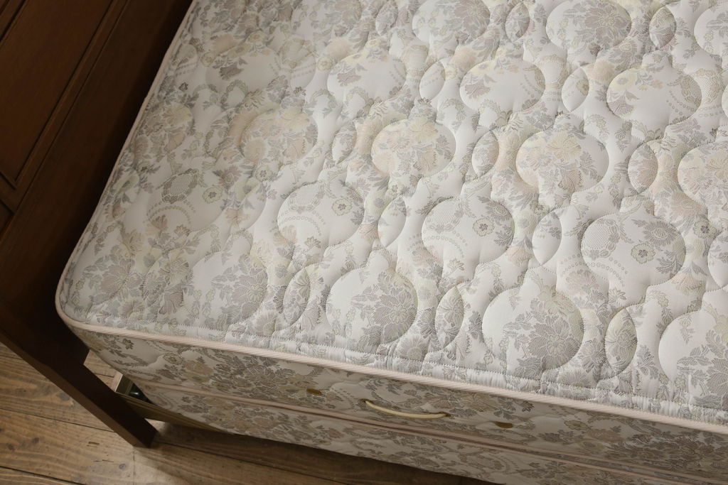 中古　美品　DREXEL HERITAGE(ドレクセルヘリテイジ)　Triune(トライユン)　シモンズマットレス　落ち着いた雰囲気づくりを叶えるベッド(セミダブル)(R-058843)