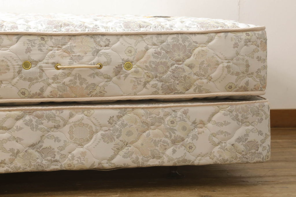 中古　美品　DREXEL HERITAGE(ドレクセルヘリテイジ)　Triune(トライユン)　シモンズマットレス　落ち着いた雰囲気づくりを叶えるベッド(セミダブル)(R-058843)