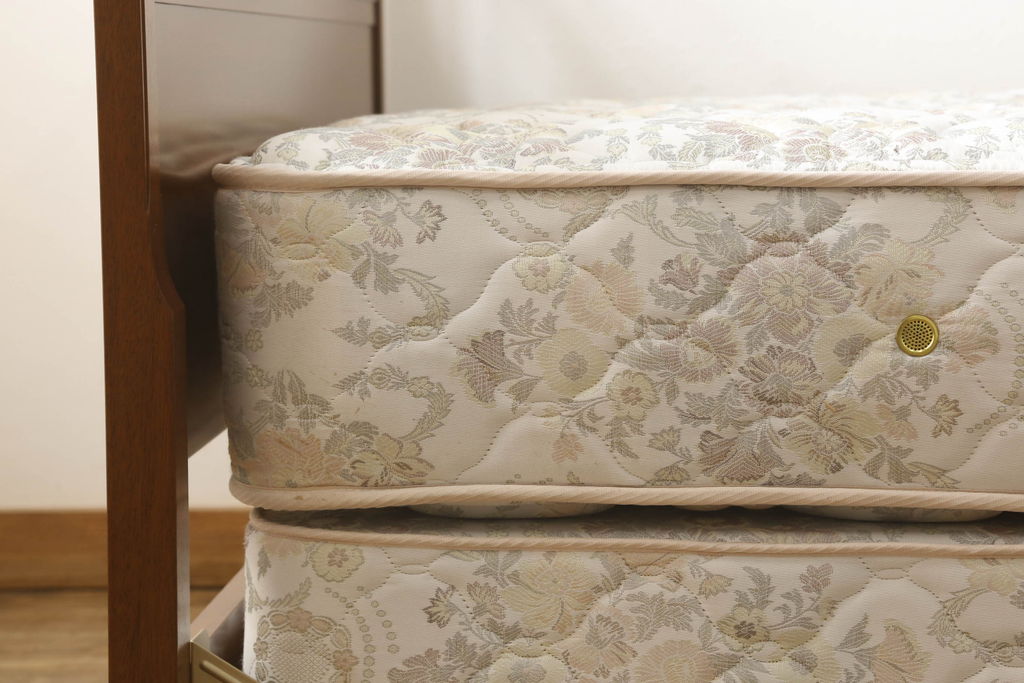 中古　美品　DREXEL HERITAGE(ドレクセルヘリテイジ)　Triune(トライユン)　シモンズマットレス　落ち着いた雰囲気づくりを叶えるベッド(セミダブル)(R-058843)