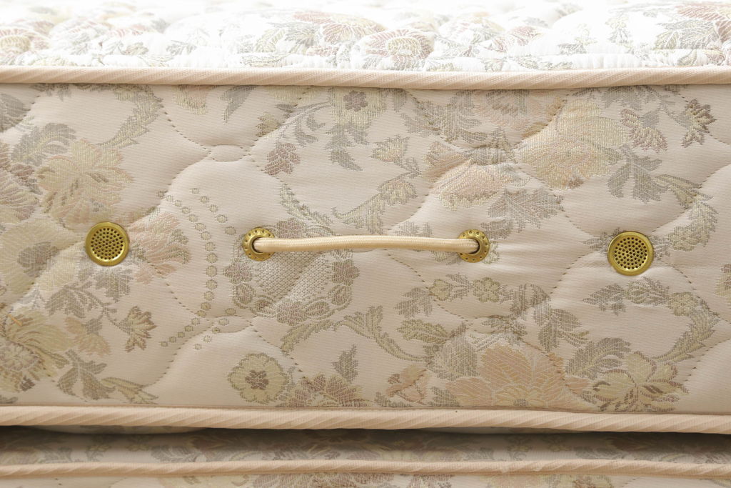 中古　美品　DREXEL HERITAGE(ドレクセルヘリテイジ)　Triune(トライユン)　シモンズマットレス　落ち着いた雰囲気づくりを叶えるベッド(セミダブル)(R-058843)