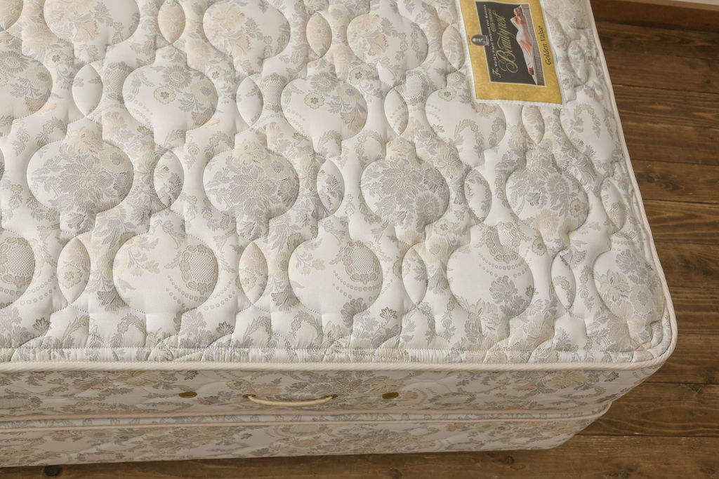 中古　美品　DREXEL HERITAGE(ドレクセルヘリテイジ)　Triune(トライユン)　シモンズマットレス　落ち着いた雰囲気づくりを叶えるベッド(セミダブル)(R-058844)