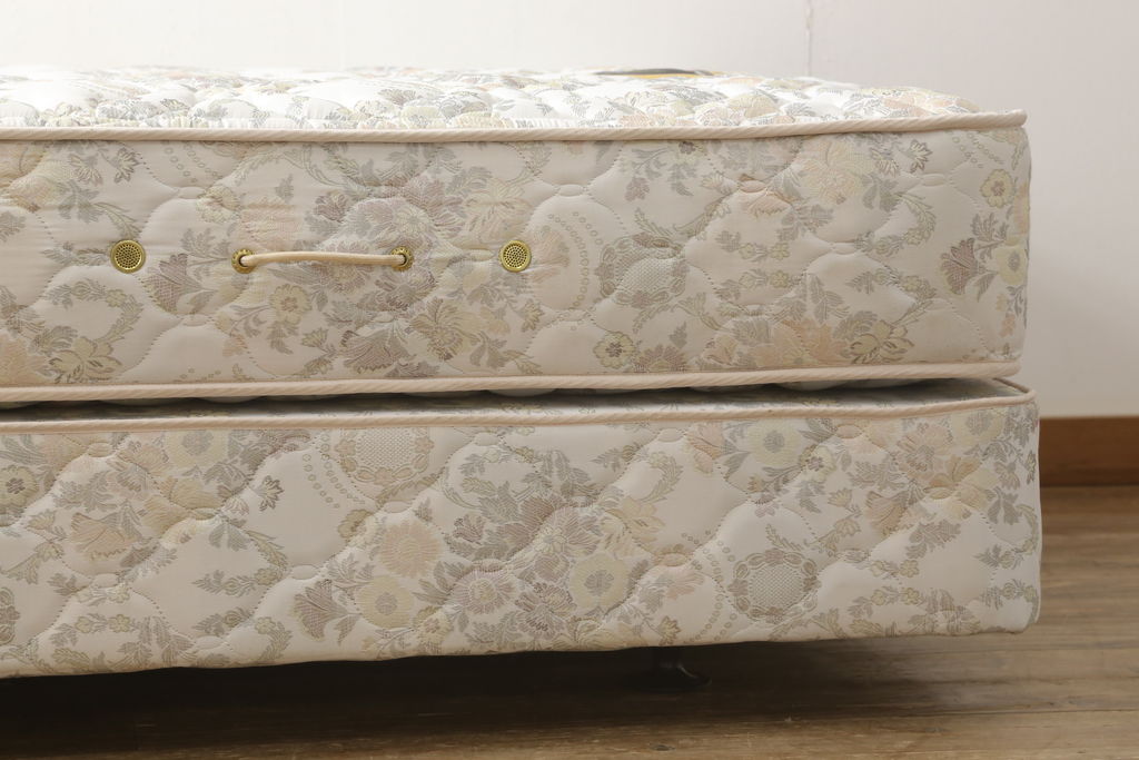 中古　美品　DREXEL HERITAGE(ドレクセルヘリテイジ)　Triune(トライユン)　シモンズマットレス　落ち着いた雰囲気づくりを叶えるベッド(セミダブル)(R-058844)
