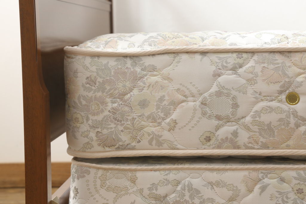 中古　美品　DREXEL HERITAGE(ドレクセルヘリテイジ)　Triune(トライユン)　シモンズマットレス　落ち着いた雰囲気づくりを叶えるベッド(セミダブル)(R-058844)