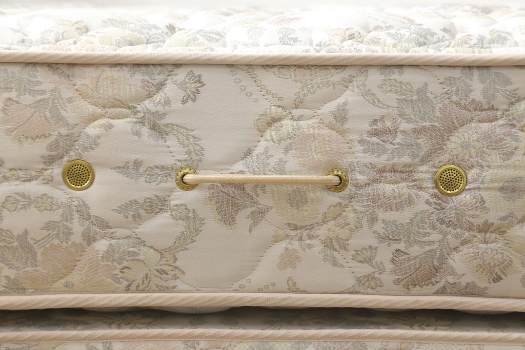 中古　美品　DREXEL HERITAGE(ドレクセルヘリテイジ)　Triune(トライユン)　シモンズマットレス　落ち着いた雰囲気づくりを叶えるベッド(セミダブル)(R-058844)