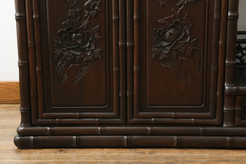 ビンテージ家具　花梨(カリン)材　竹のような意匠が印象的な飾り棚(飾棚、茶棚)(R-042340)