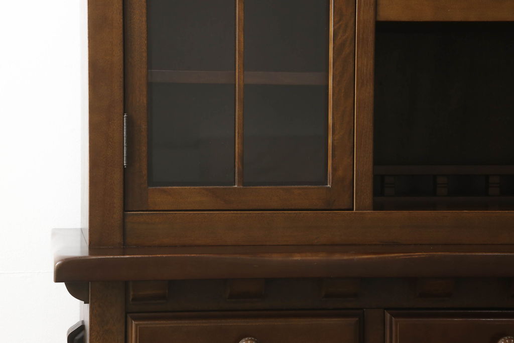 中古　美品　国会議事堂納品の高級家具メーカー　徳田家具　花の彫刻がかわいらしいキャビネット(収納棚、戸棚、食器棚、ダイニングボード)(R-058822)