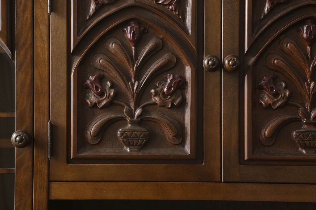 中古　美品　国会議事堂納品の高級家具メーカー　徳田家具　花の彫刻がかわいらしいキャビネット(収納棚、戸棚、食器棚、ダイニングボード)(R-058822)