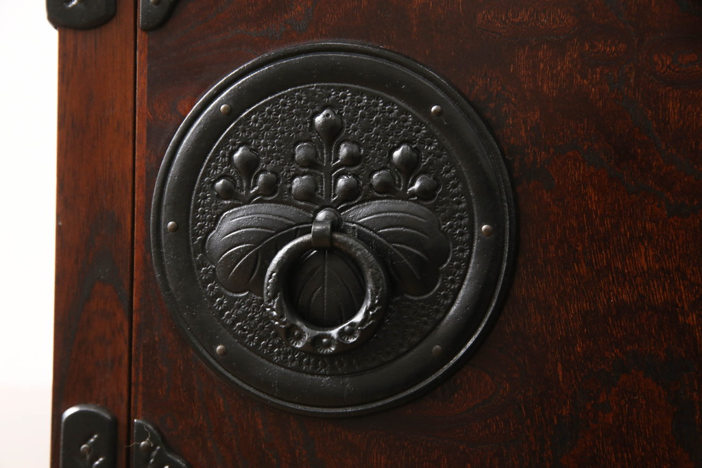 中古　美品　岩谷堂箪笥　黒々とした金具が存在感を放つ階段箪笥(和タンス、収納箪笥)(R-050654)