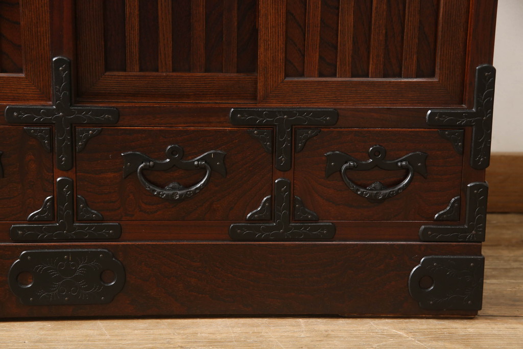 中古　美品　岩谷堂箪笥　黒々とした金具が存在感を放つ階段箪笥(和タンス、収納箪笥)(R-050654)