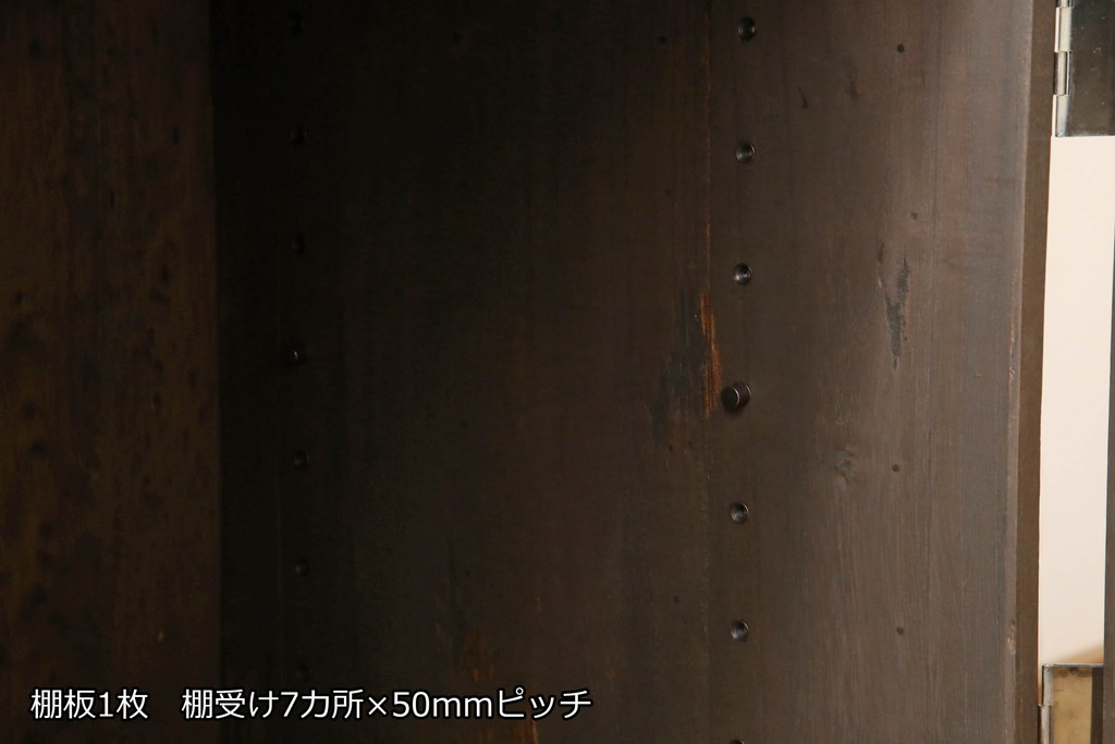 桐箪笥をチェストにリメイク!引き戸、開き戸にはそれぞれガラスをはめ込み、ヒノキ無垢材の天板と木製脚の取り付け。既存の衣装盆を撤去し、新たに棚板を製作。チェスナット系のステイン塗料仕上げ。