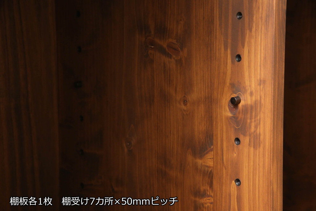 3段重ね桐箪笥を2つのチェストへリメイク!上下段を一つにまとめ脚を取り付け、引き戸を組子ガラスに変更。棚板を使い勝手よく作り変え、蝶番と鍵穴隠しを交換。中段は天板をヒノキ材で補強し、脚の取り付けと中央の仕切り、可動棚板を製作。