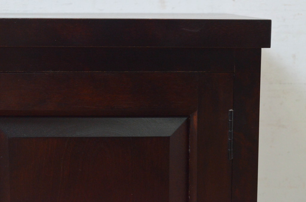 中古　民芸家具　クラシカルなデザインがおしゃれな鍵付きの小さなサイドキャビネット(収納棚、戸棚、小物収納)(R-072658)