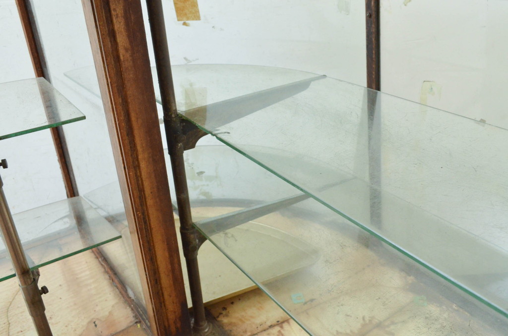 和製アンティーク　曲面ガラス　レトロな雰囲気を醸し出す台形L型タイル付きガラスケース(Lガラス、曲げガラス、カウンター、ショーケース、キャビネット、飾り棚、陳列棚、店舗什器)(R-072642)