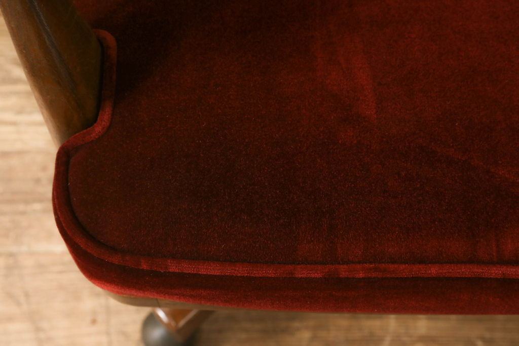 和製ビンテージ　ブランド家具　希少　カリモク家具(karimoku)　落ち着いた色味の赤い座面が目を引くキャスター付きの回転椅子(デスクチェア、ヴィンテージ、オールドカリモク、アームチェア、ドクターチェア、イス)(R-059976)