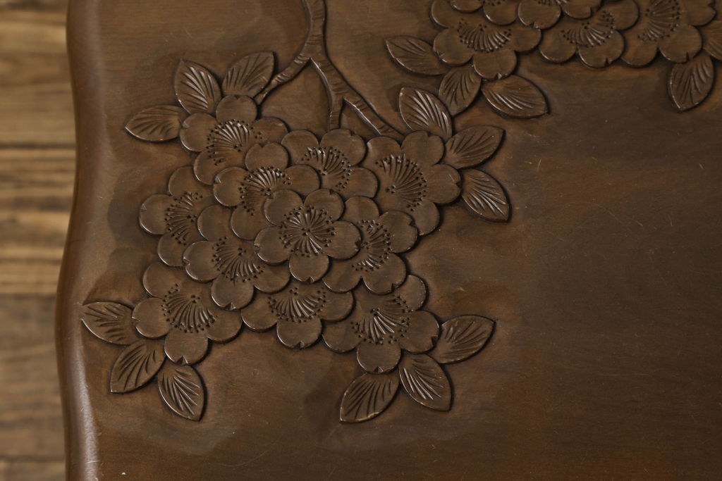 中古　美品　軽井沢彫り　天板の優しい曲線と繊細な桜の彫りが上品な雰囲気を醸し出すセンターテーブル(ローテーブル、座卓)(R-056740)