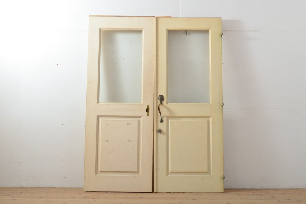アンティーク建具　シンプルなデザインに古いドアハンドルが映える両開きドア1対(扉、玄関扉、ドア2枚セット)(R-056200)