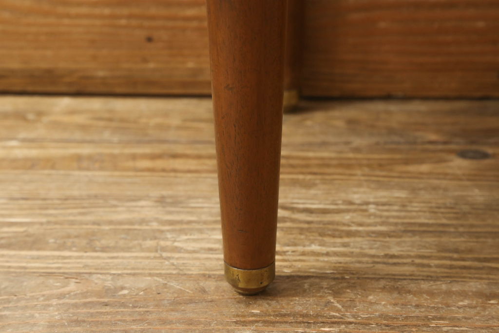 イギリスヴィンテージ　チーク材　ゴールドの引手が上品さを高めるスタイリッシュなサイドボード(収納棚、戸棚、キャビネット、ビンテージ)(R-051108)